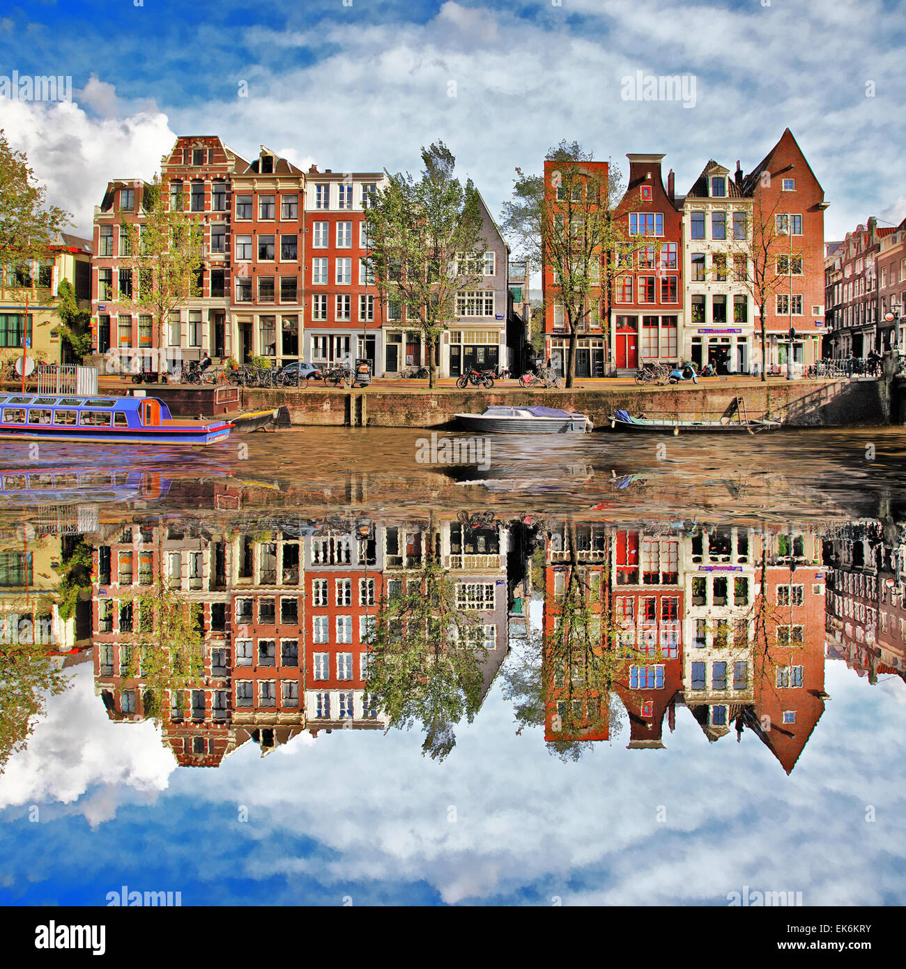 Bella tradizionale di Amsterdam con la riflessione in canal Foto Stock