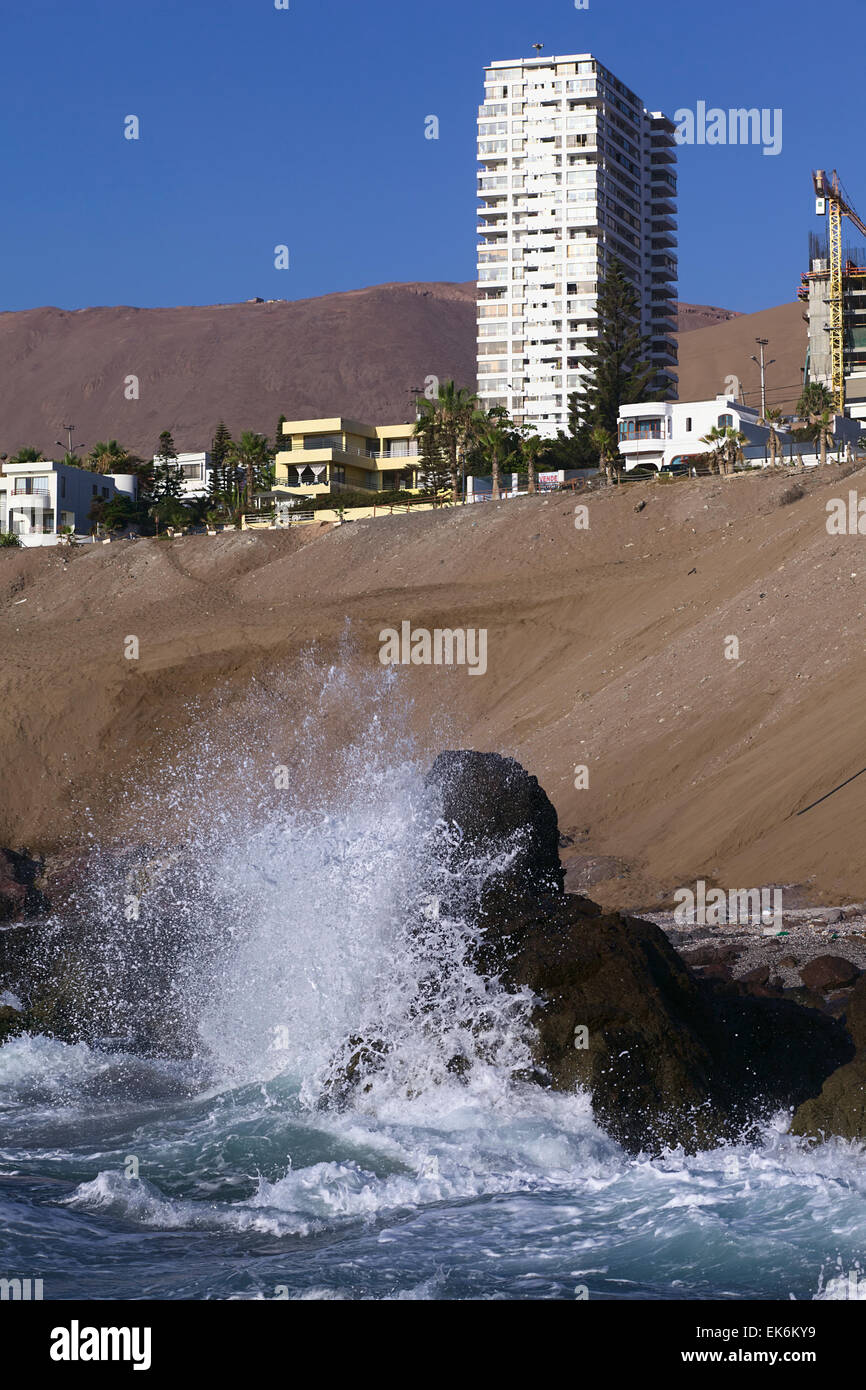 IQUIQUE, Cile - 28 gennaio 2015: l'onda che si schiantano contro le rocce lungo la costa meridionale di Iquique Foto Stock
