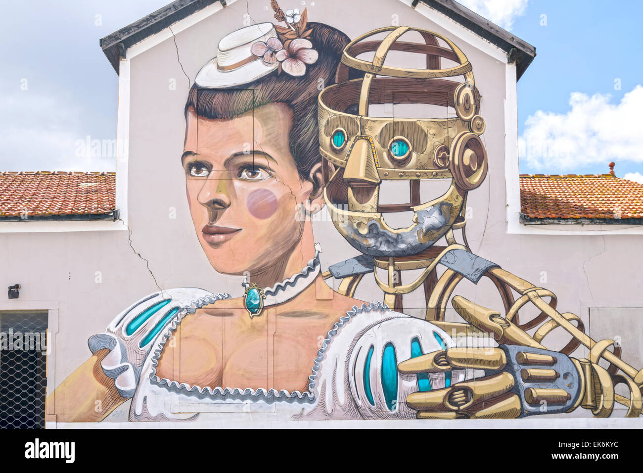 Lisbona portogallo robot donna una pittura murale sul lato di una casa vicino al porto Foto Stock