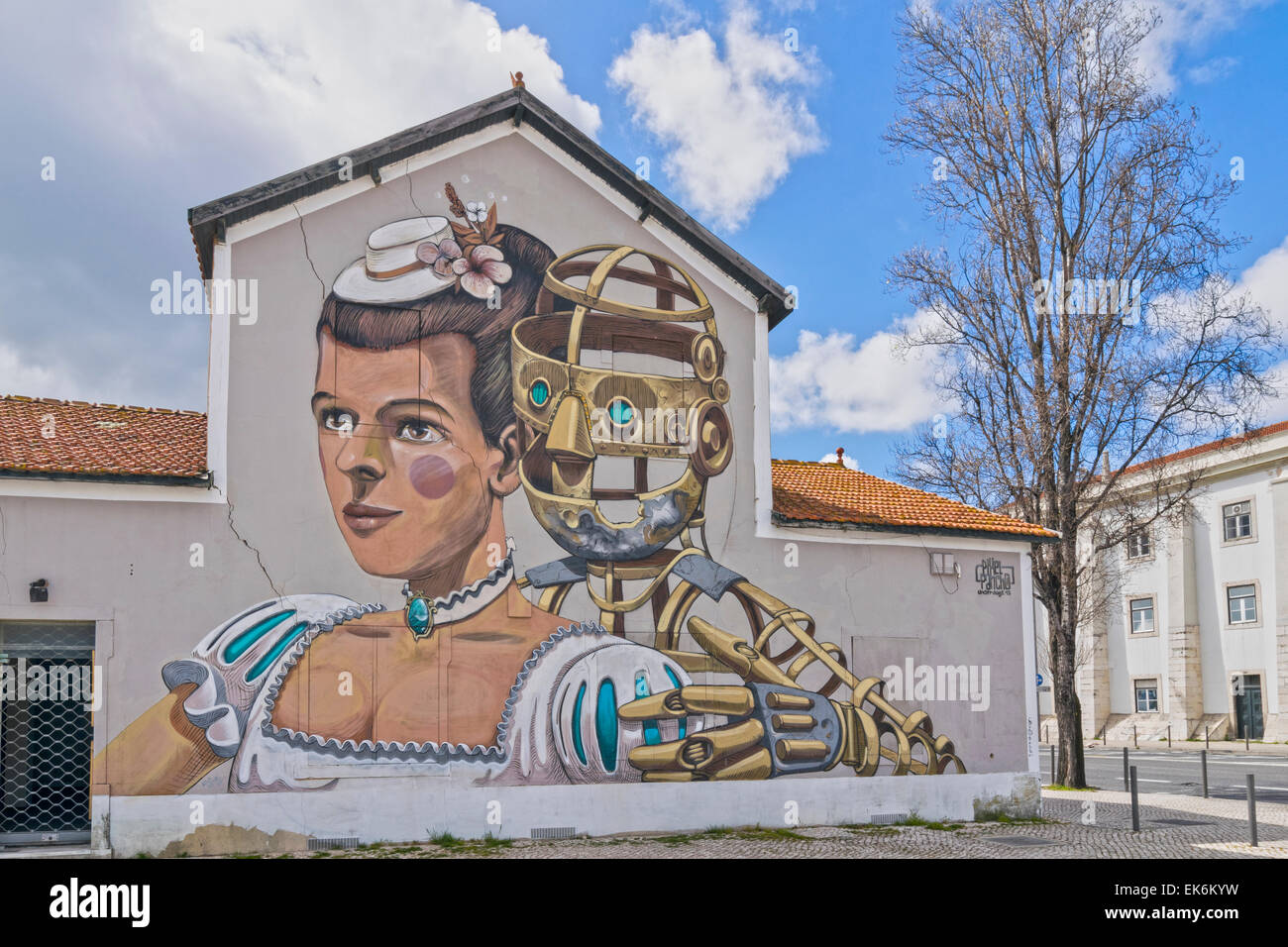 Lisbona portogallo robot donna una pittura murale sul lato di una casa Foto Stock