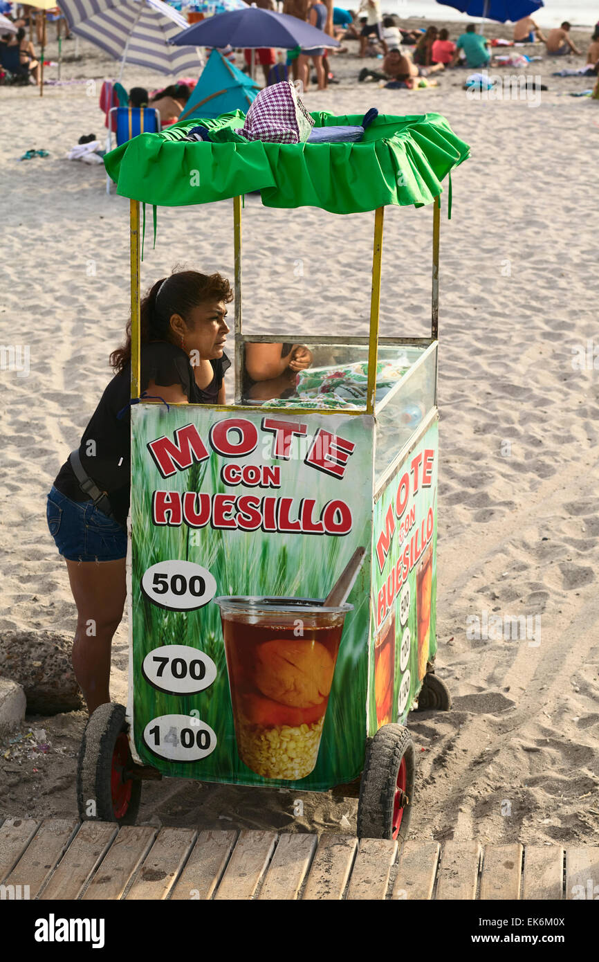 IQUIQUE, Cile - 5 febbraio 2015: Unidentified woman standing in vendita Carrello Mote con Huesillo (popolare cileno bevanda fredda) Foto Stock