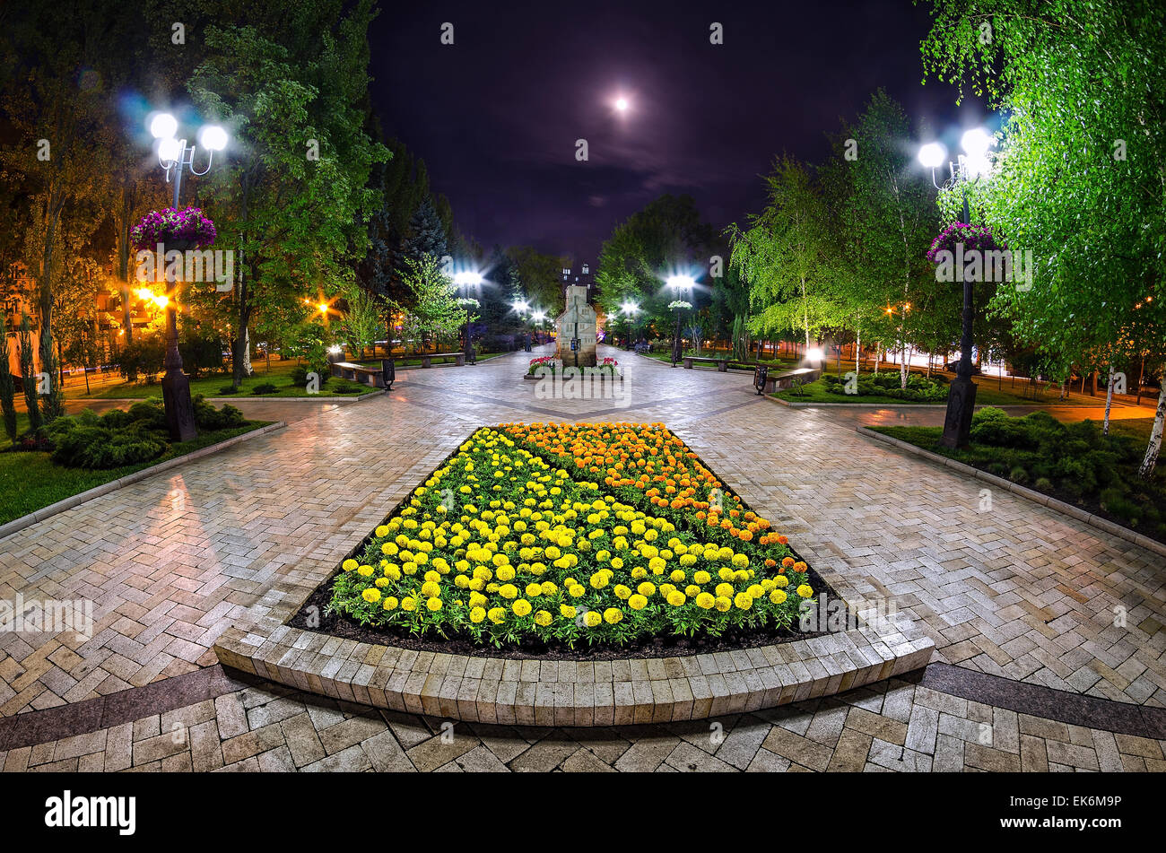 Una bella vista notturna della strada a Donetsk. L'Ucraina Foto Stock
