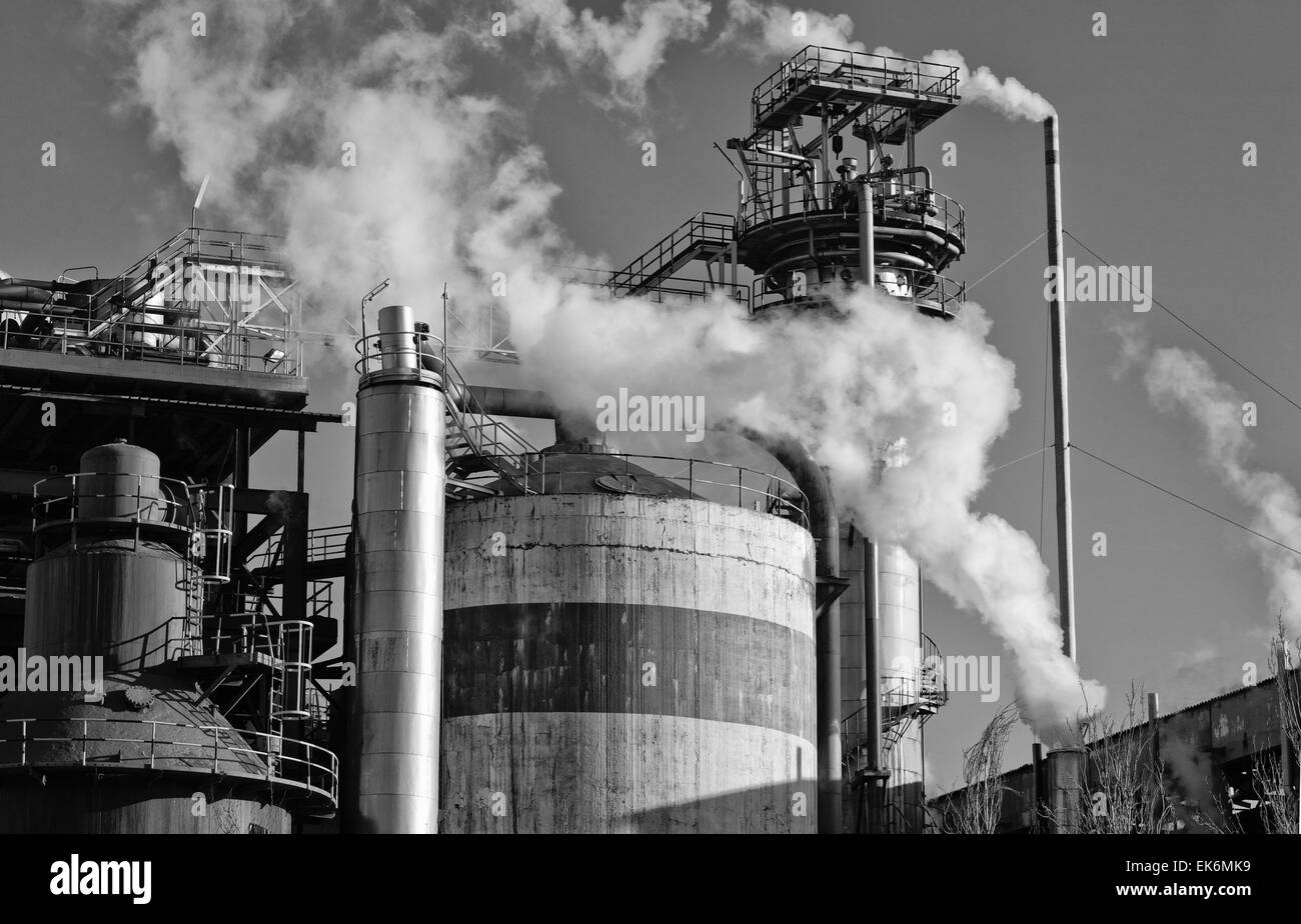 Questo è un esempio di inquinamento atmosferico al lavoro. Un fumaiolo di estrarre il fumo di una fabbrica di cellulosa. L'inquinamento atmosferico è la contaminazione Foto Stock