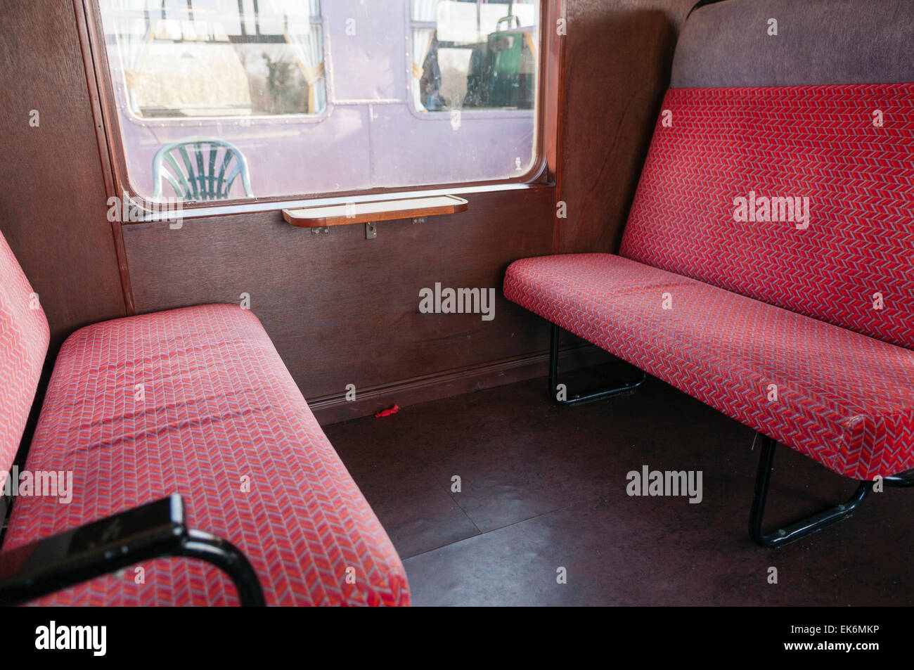 Posti a sedere in un vecchio carro ferroviario Foto Stock