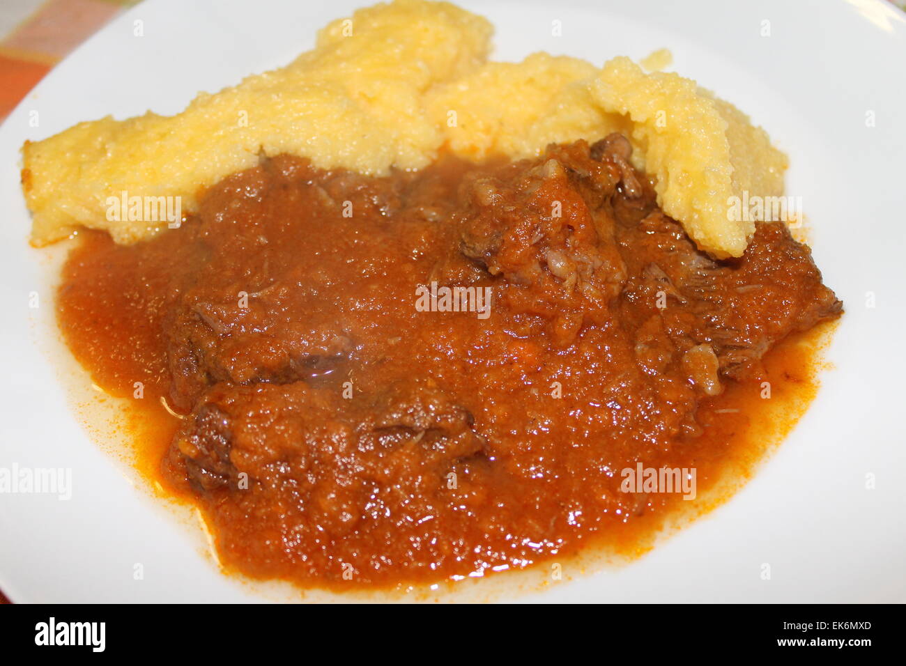 I bolliti di carne con salsa di verdure e polenta Foto Stock
