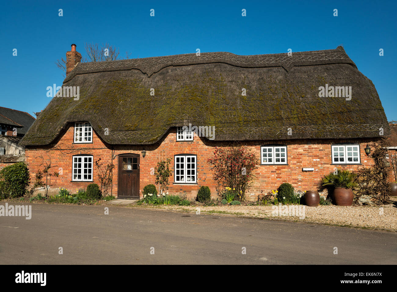 Cottage con tetto in paglia vicino a Shaftesbury in Dorset Foto Stock
