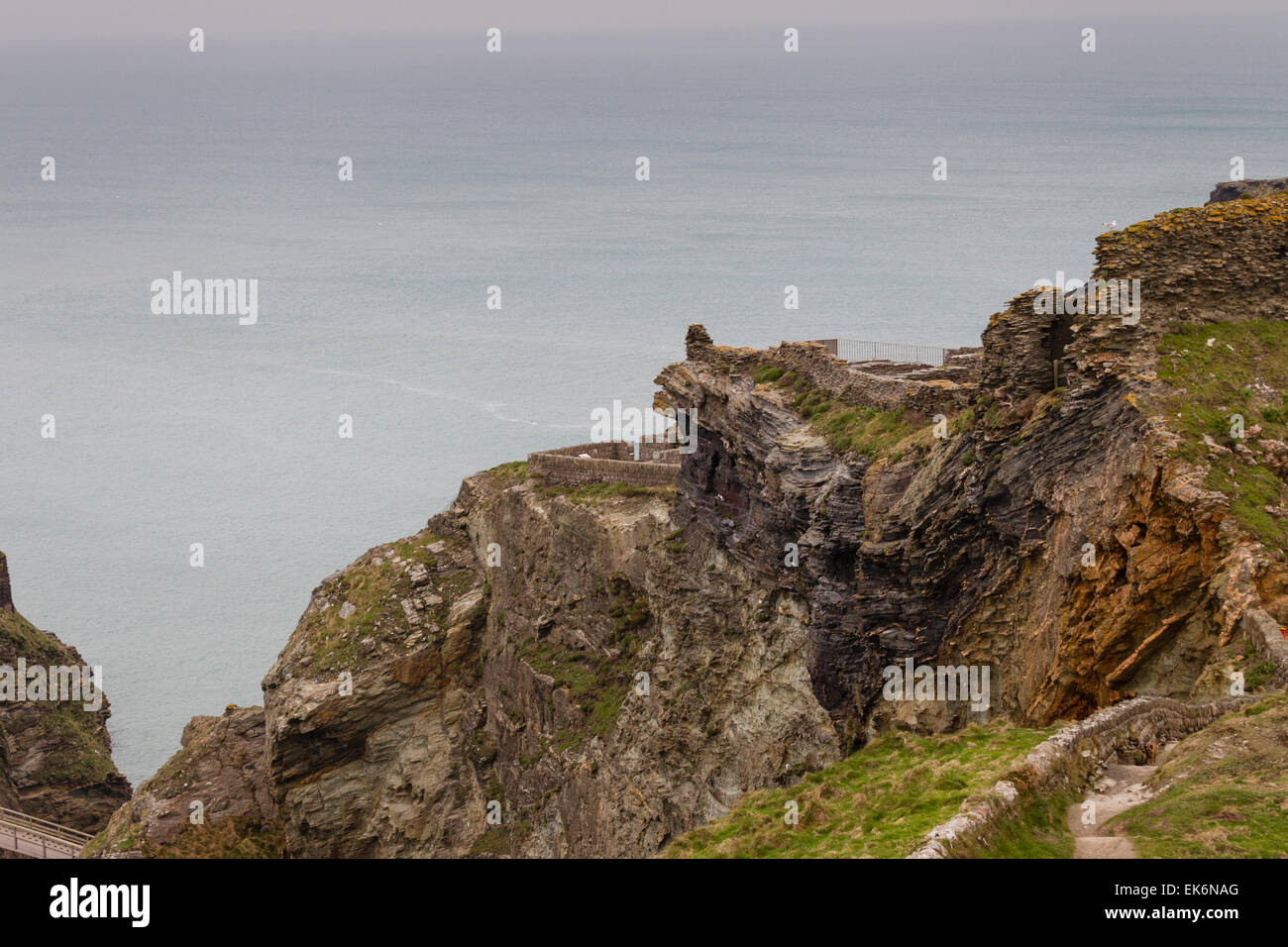 Le rovine del castello di Tintagel, Cornwall, sono collegati con le leggende di re Artù Foto Stock