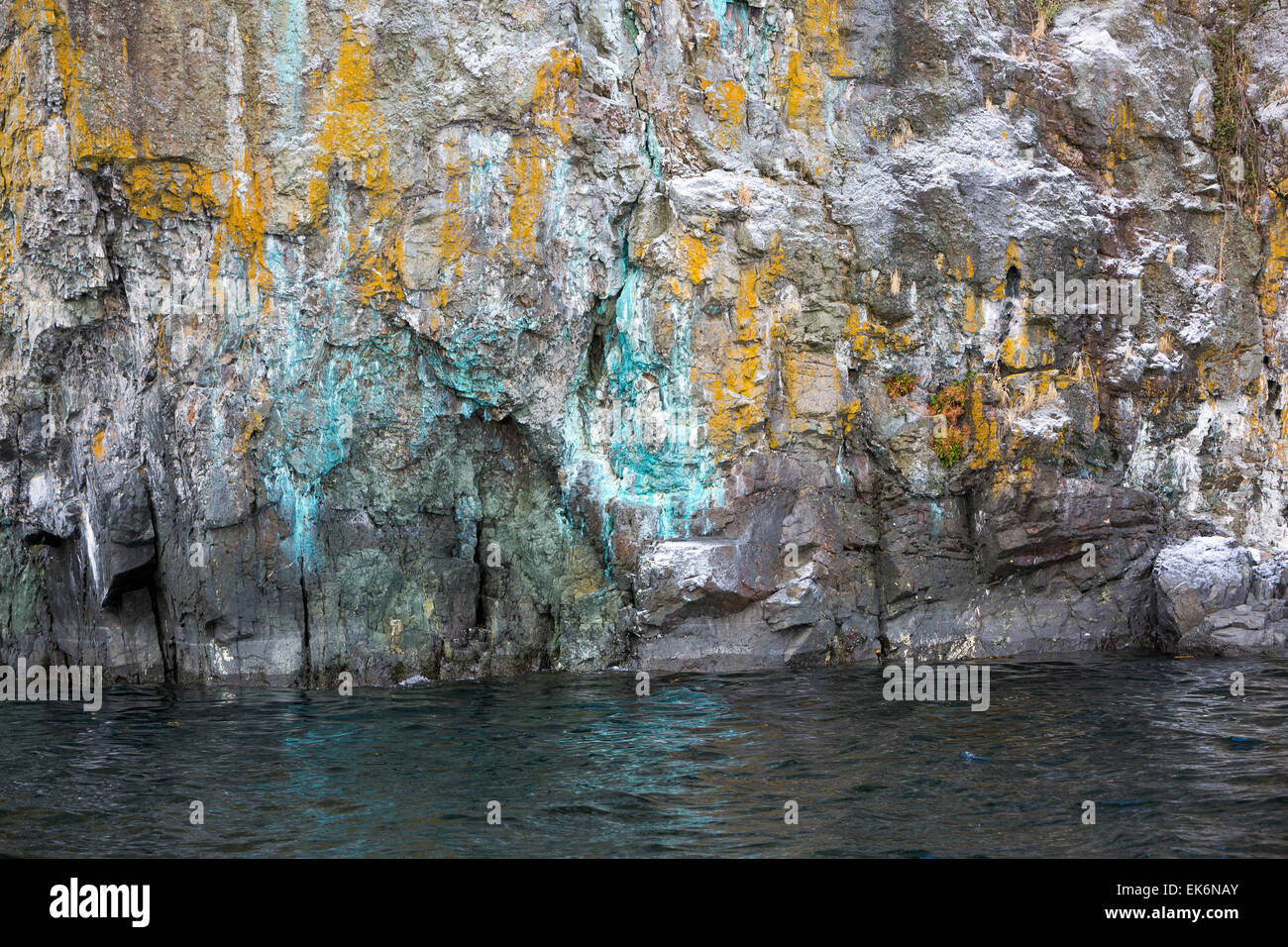 America del nord, Canada, British Columbia, Quadra Island, Cliff, Verde rame dovuto ad ossidazione Foto Stock