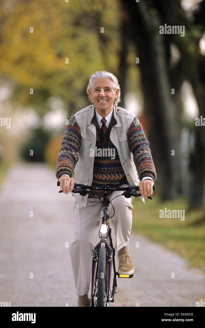 Uomo anziano in bicicletta Foto Stock