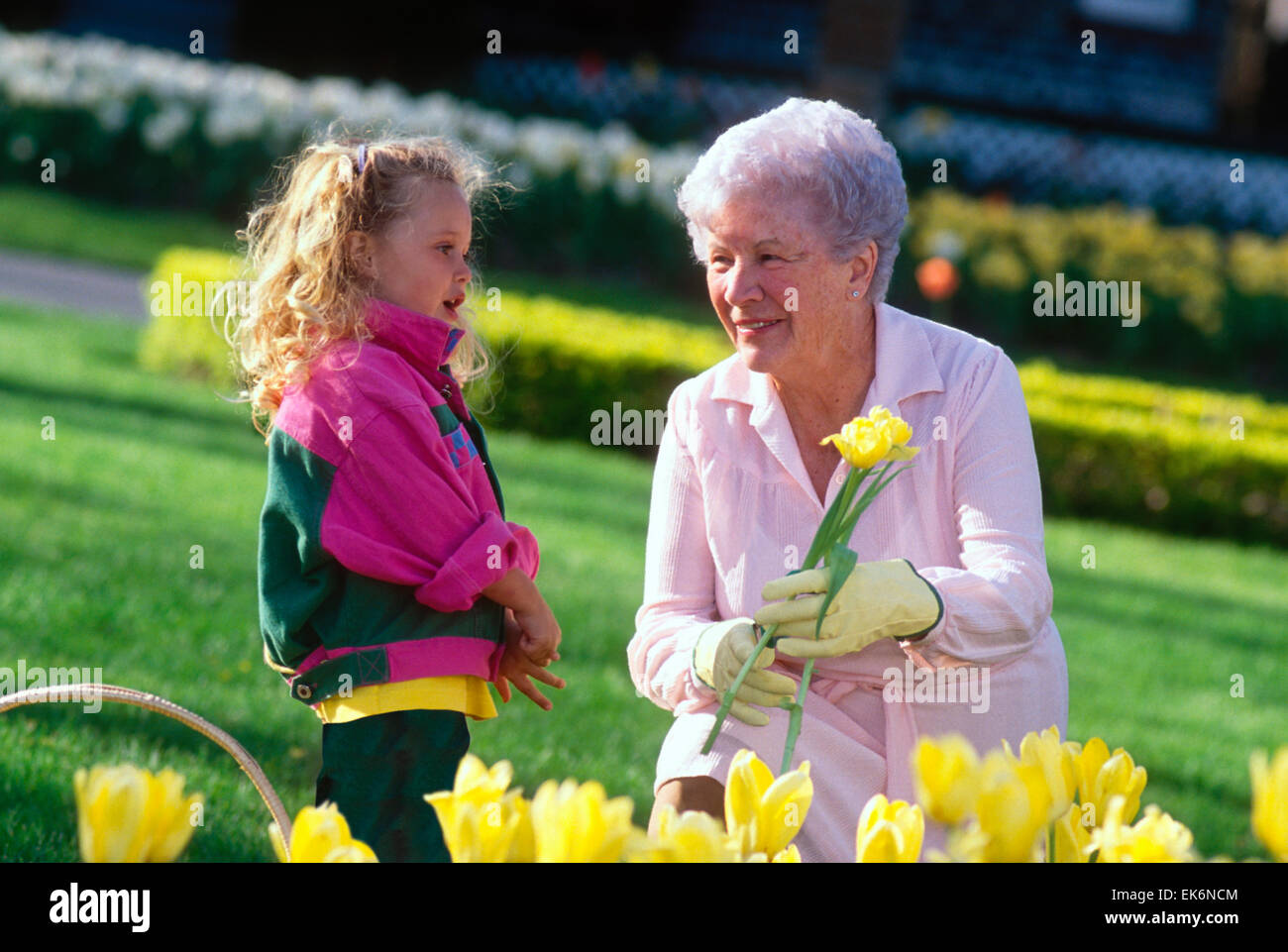 Nonna e nipote in Flower Garden Foto Stock