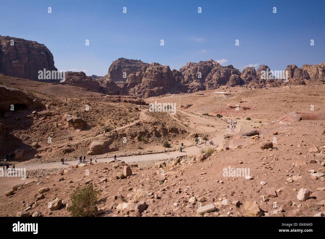 Panoramica della valle di Petra, casa di un antica città di Nabataean scolpito in pietra arenaria, Petra, Giordania, Medio Oriente Foto Stock