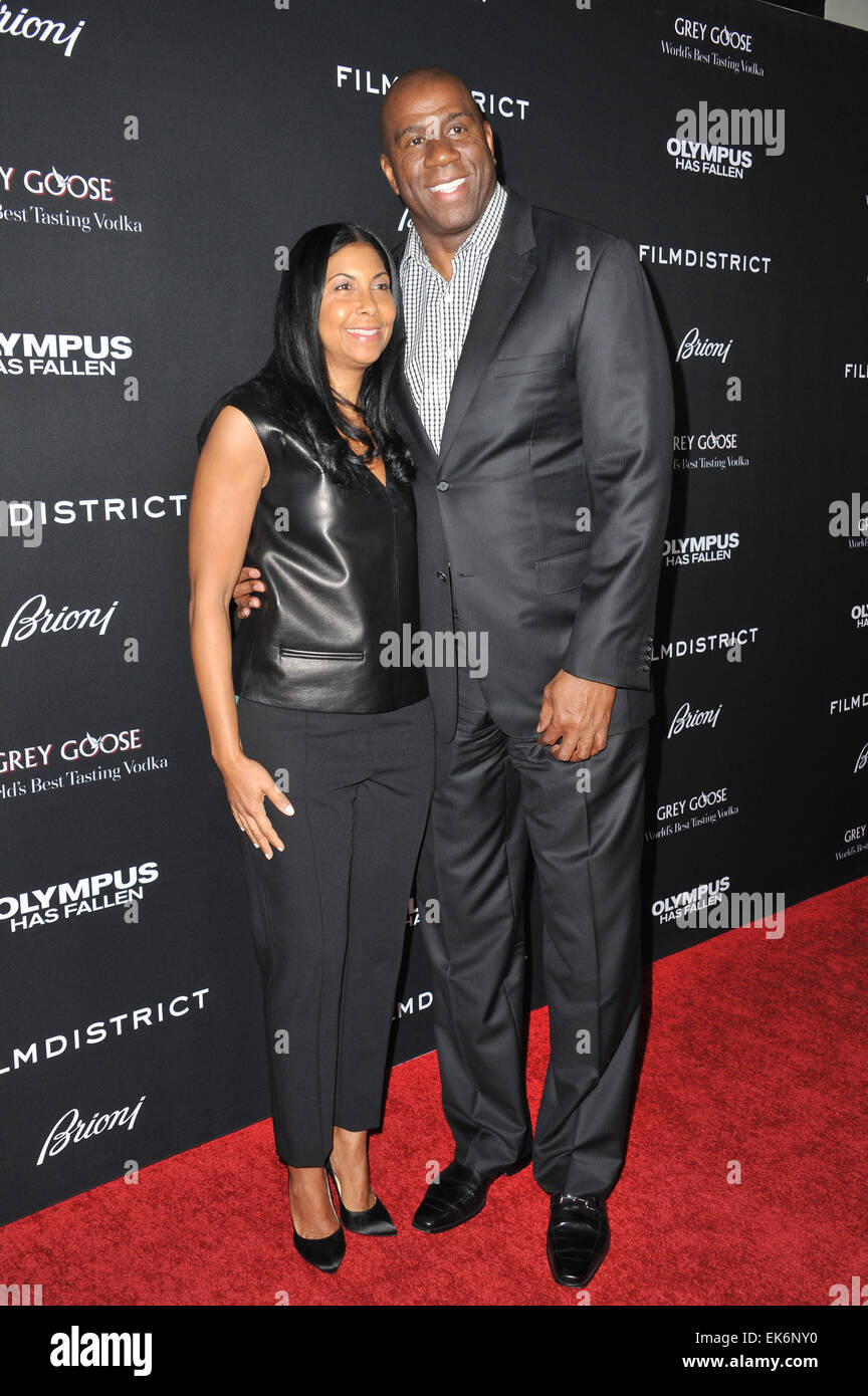 LOS ANGELES, CA - MARZO 18, 2013: Earvin Magic Johnson & moglie Cookie presso il Los Angeles premiere di "Olympus è scesa' alla Cupola di Glossari Affini, Hollywood. Foto Stock