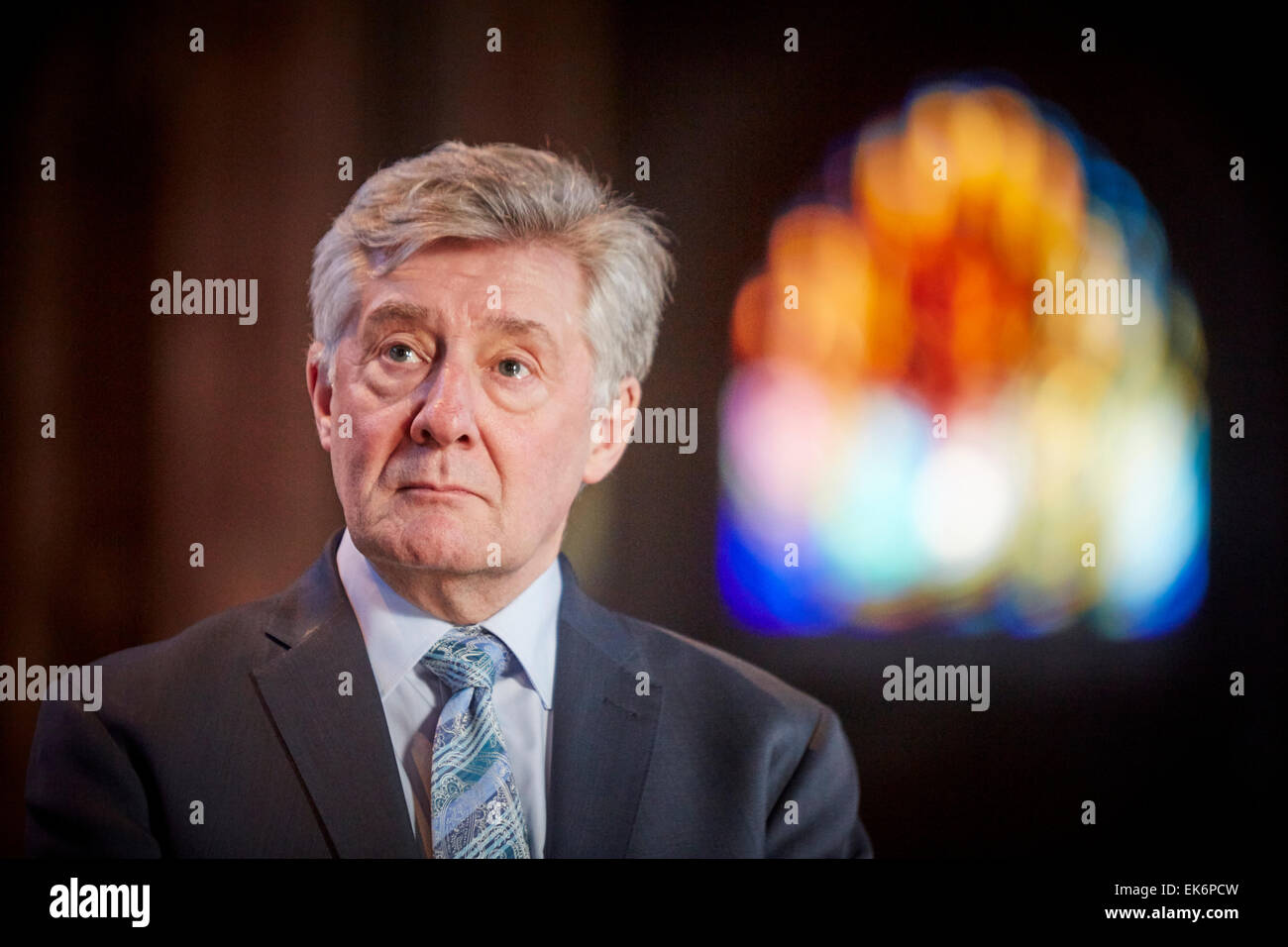 Tony Lloyd della polizia & la criminalità commissario Greater Manchester si unisce con la fede i leader a firmare una parete nella Cattedrale di Manchester condem Foto Stock