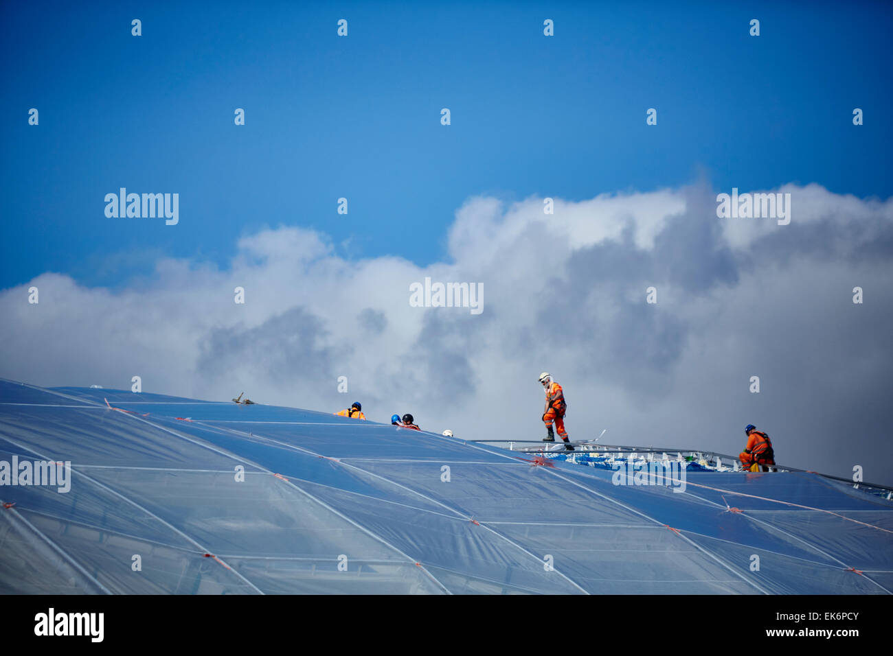 Operai sul tetto della stazione ferroviaria di Victoria, lavorando su 44m revamping. Foto Stock