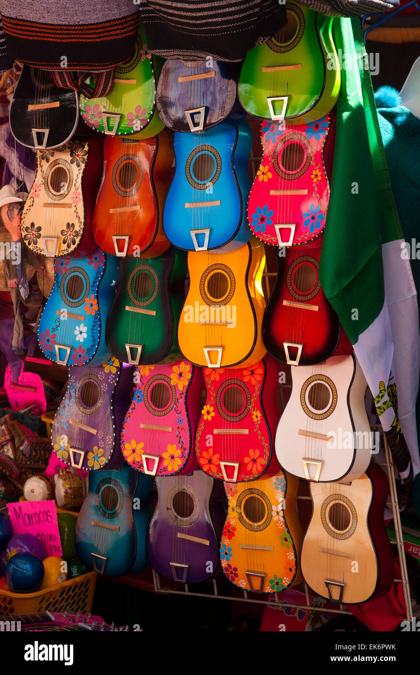 Chitarra decorativo display, Olvera Street, Los Angeles, California Foto Stock