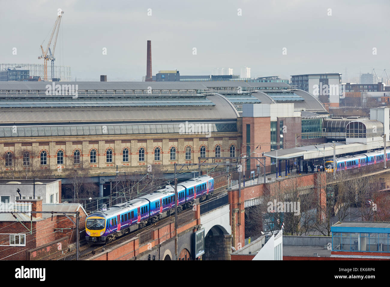 Primo treno locale unità DMU avvicinando Manchester Piccadilly Station piattaforma 13 14 Manchester Piccadilly è il principale rai Foto Stock