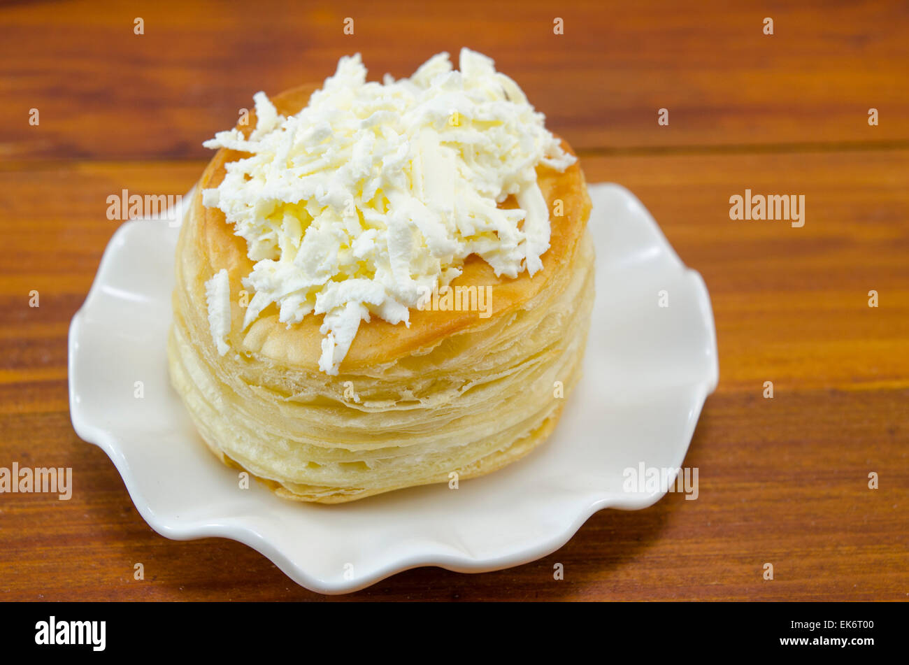 In casa della pasta sfoglia con il formaggio su una piastra bianca Foto Stock