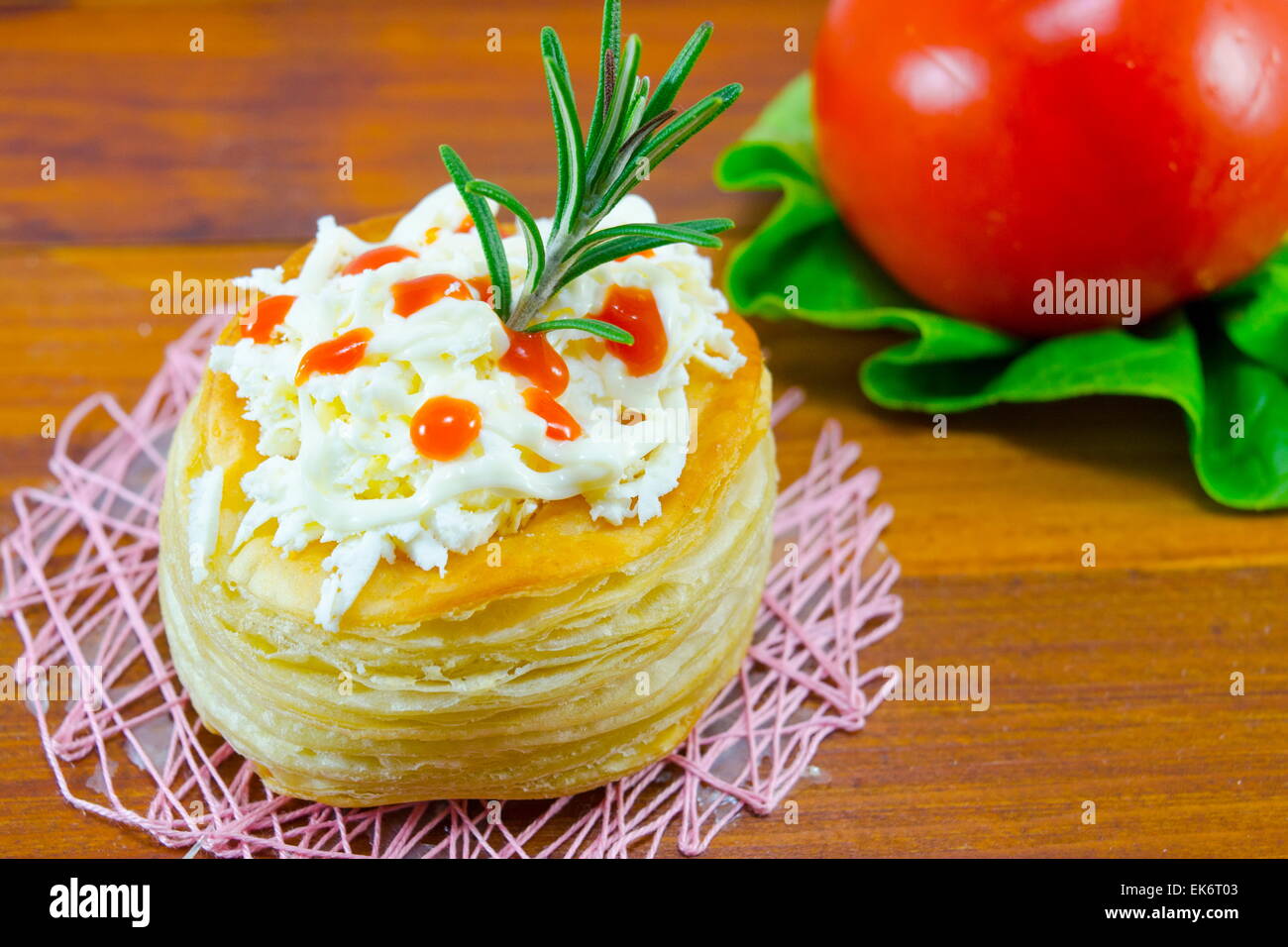 In casa della pasta sfoglia muffin con verdure Foto Stock