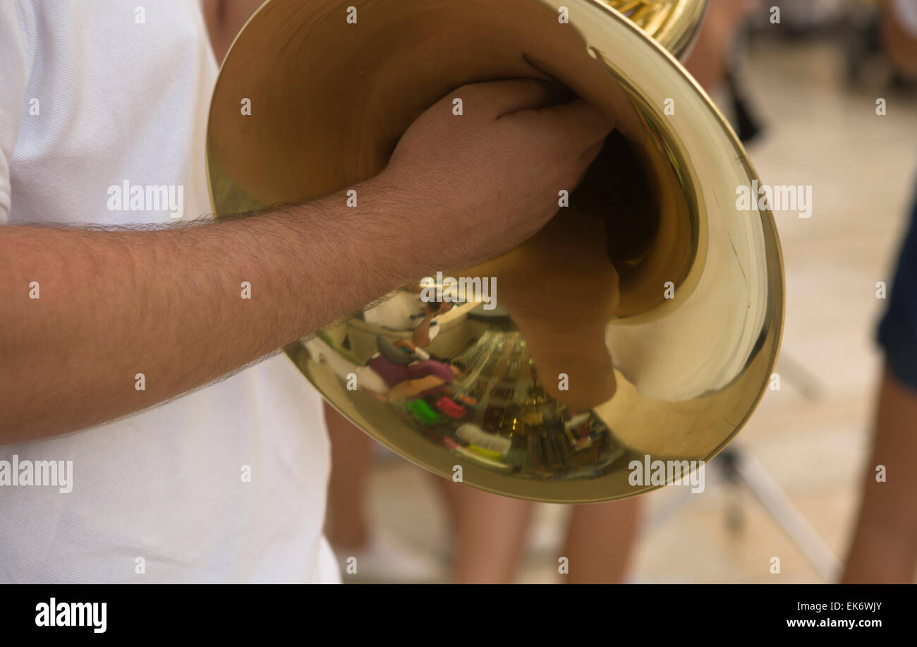 Avvisatore acustico musicista che gioca sulle strade di Malaga durante il mese di Agosto Fiera di Malaga Foto Stock