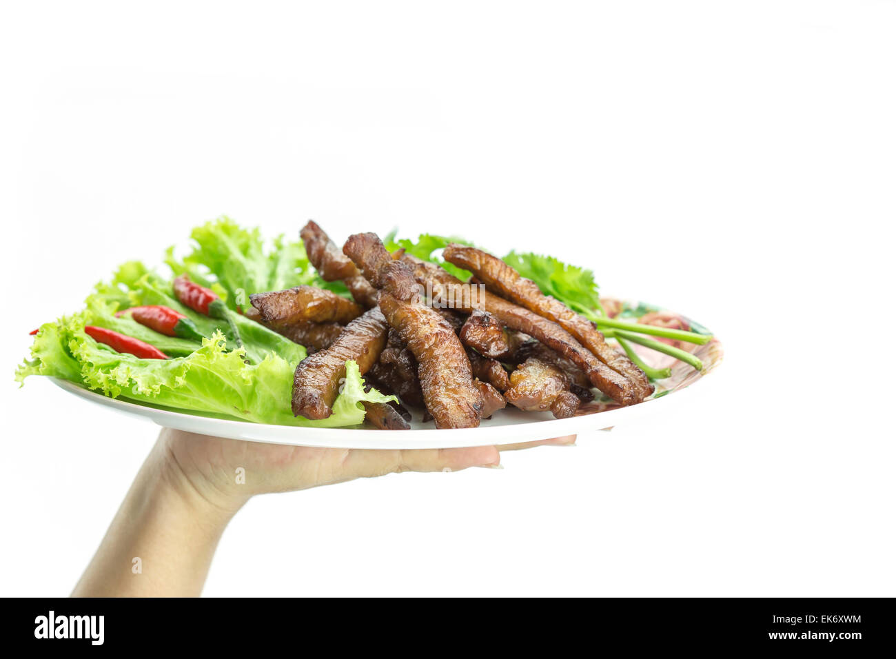 Maiale fritto, cibo tailandese servita con verdure isolati su sfondo bianco Foto Stock