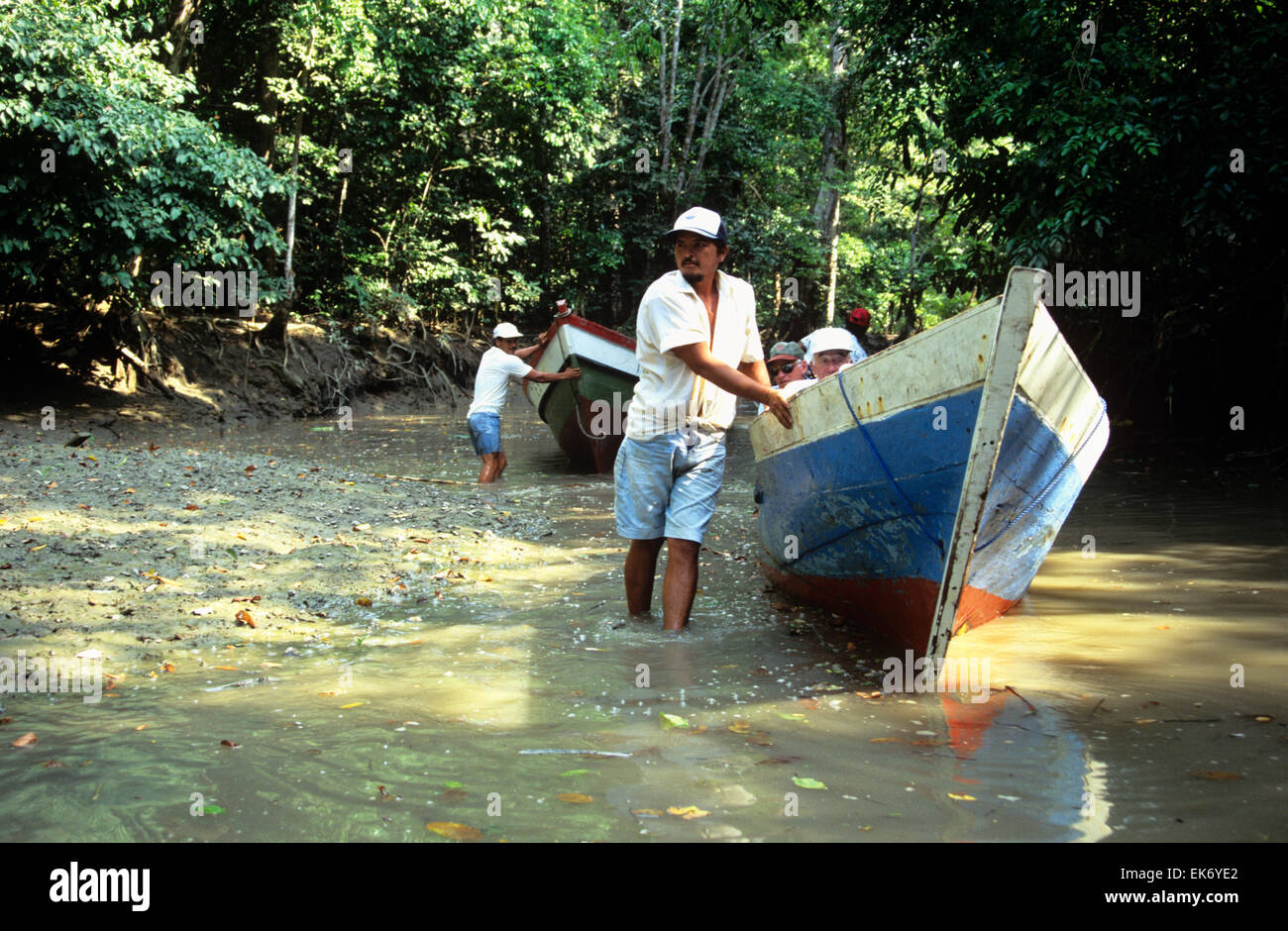 Battellieri locale di guidare i loro Cuyucos ad un punto di atterraggio a Choco Villaggio Indiano sul Rio Sambu a Panama la giungla di Darien. Foto Stock
