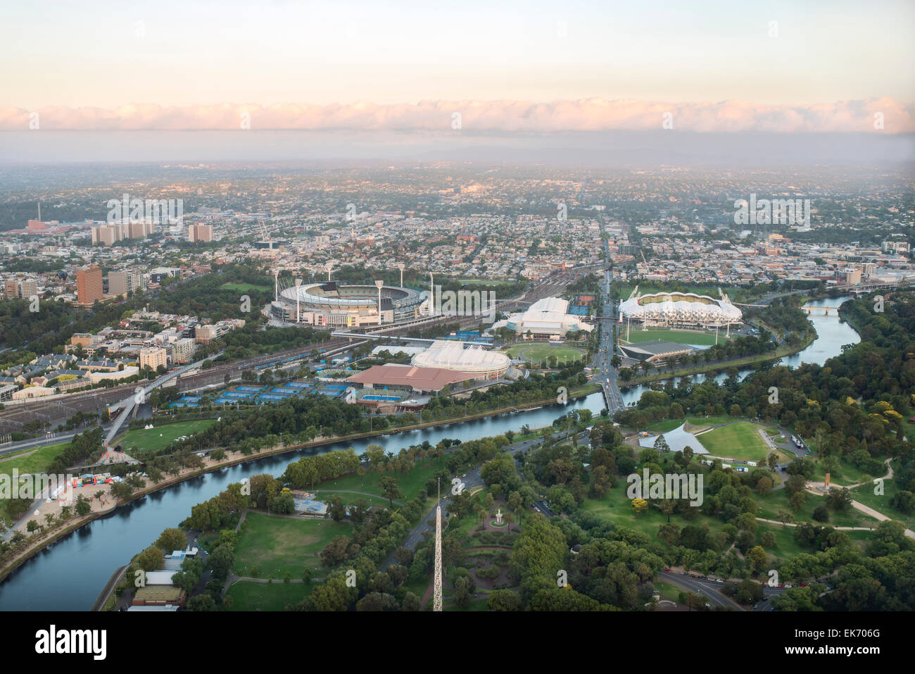 Una vista lungo il fiume Yarra vicino al quartiere centrale degli affari di Melbourne, Australia. Foto Stock