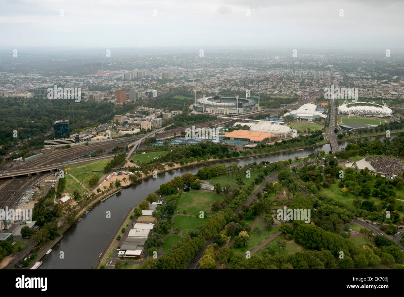 Una vista lungo il fiume Yarra vicino al quartiere centrale degli affari di Melbourne, Australia. Foto Stock
