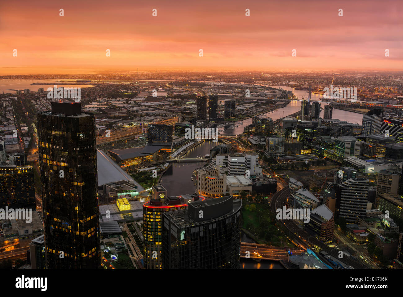 Le luci della città si accendono dopo il tramonto a Melbourne, Australia. Foto Stock