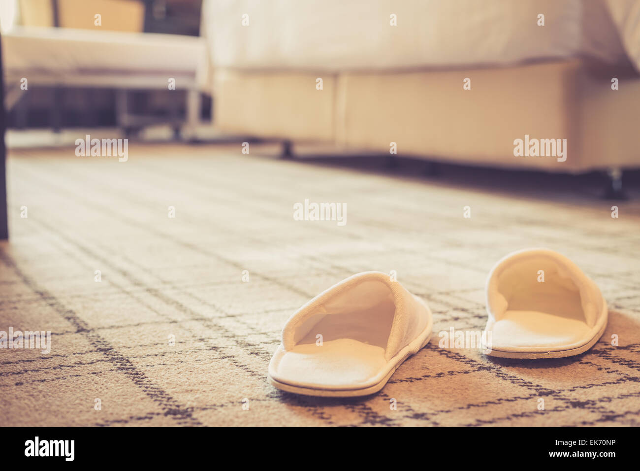 Close up Scarpe bianche nella camera di albergo Foto Stock