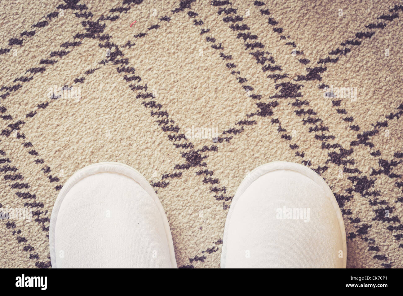 Close up Scarpe bianche nella camera di albergo Foto Stock