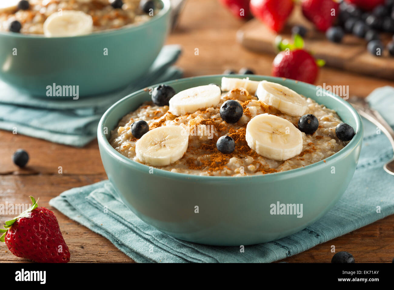 Le sane acciaio tagliati i fiocchi d'avena con frutta e cannella Foto Stock