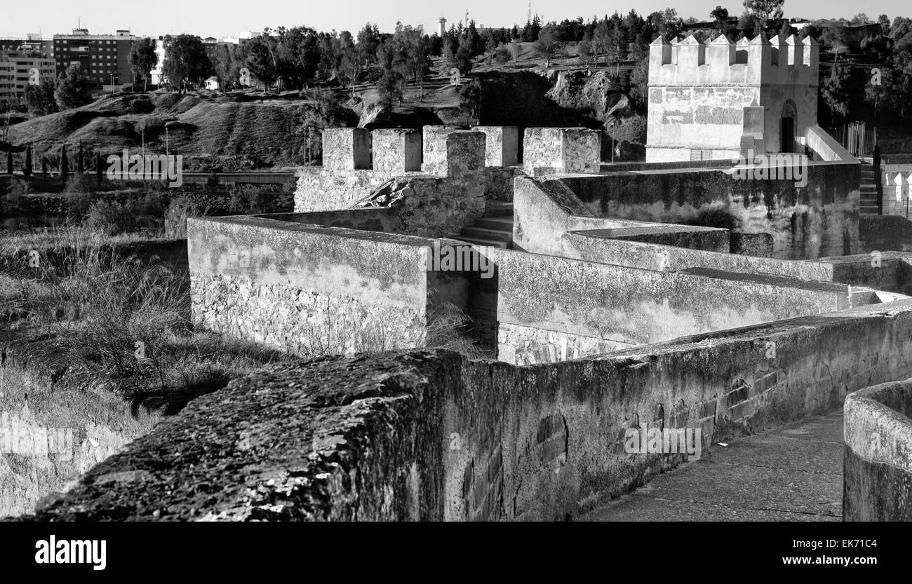 Merli, percorsi e torri di Badajoz parete musulmano. Adarve e all'interno degli edifici Foto Stock