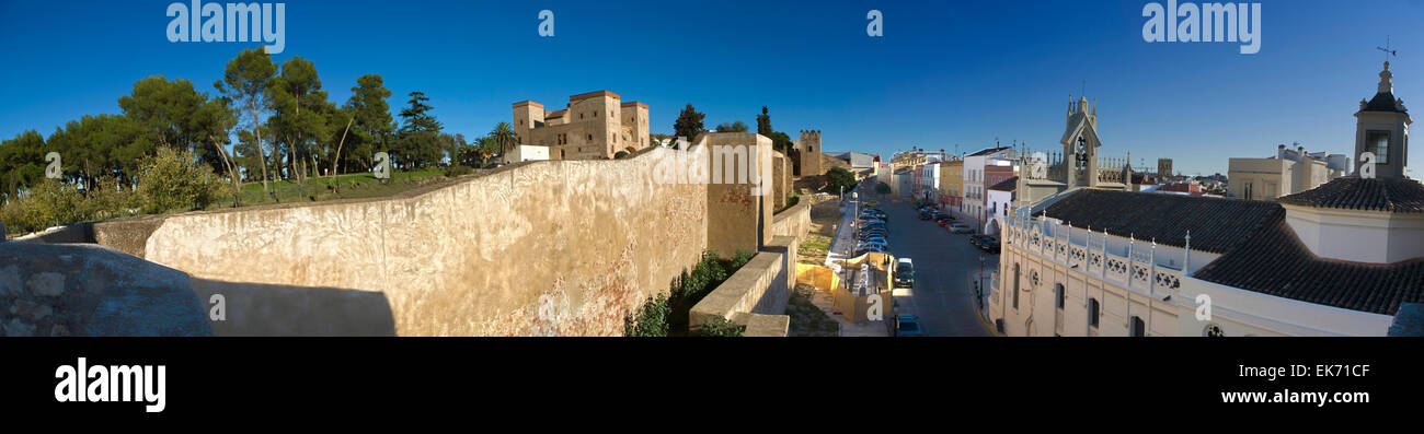 Merli, percorsi e torri di Badajoz parete musulmano Foto Stock