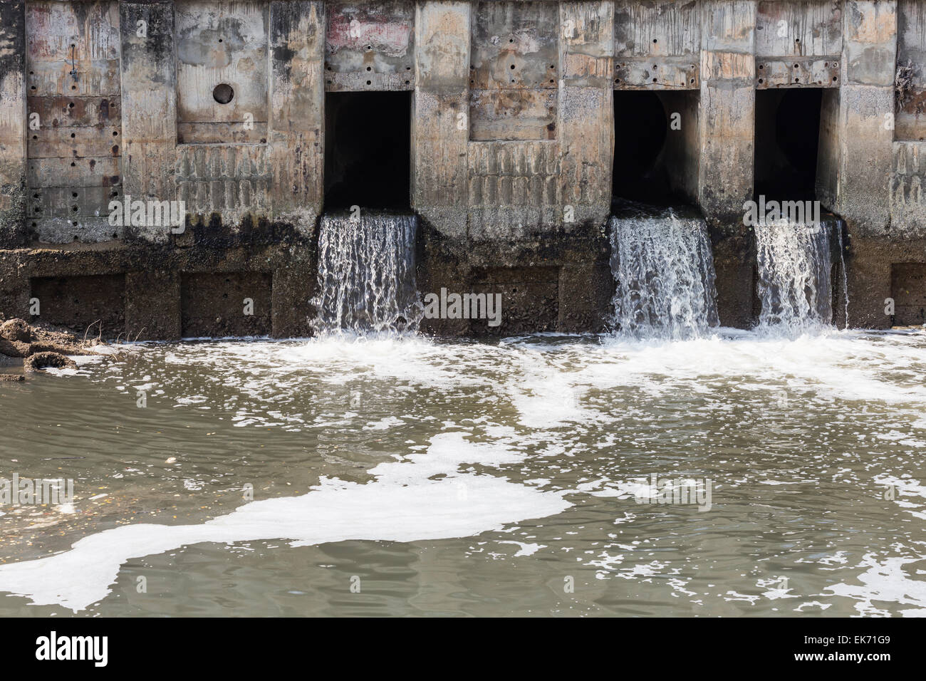 Flusso di acqua da un tubo di scarico in un piccolo fiume Foto Stock