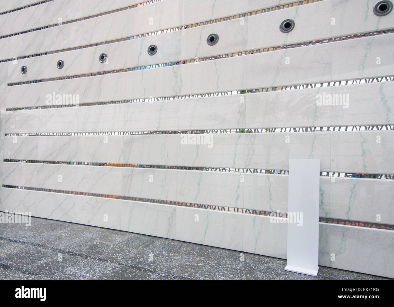 Bellissimo sfondo. bianco, marmo grigio e maglia di ferro con parete vuota la piastra di segno Foto Stock