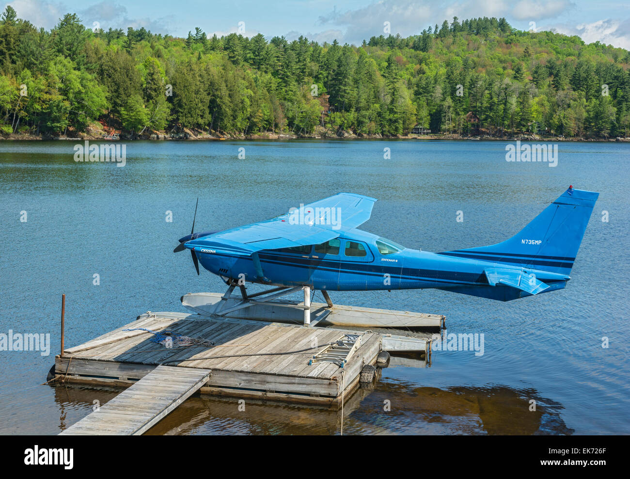 New York, Adirondack Park, Lungo Lago, Helms Aero Service, Cessna 206 Stationaire float plane, idrovolante Foto Stock