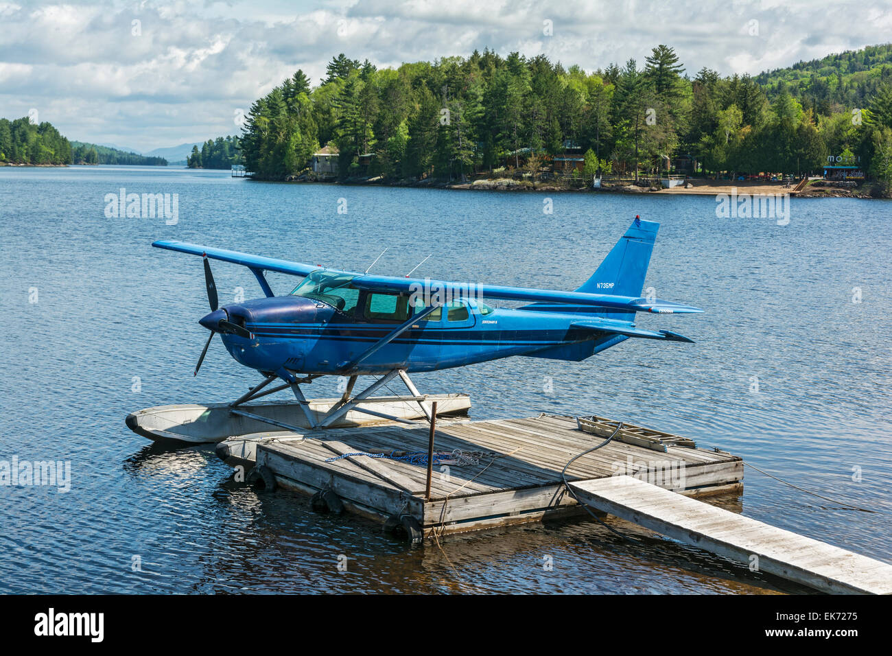 New York, Adirondack Park, Lungo Lago, Helms Aero Service, Cessna 206 Stationaire float plane, idrovolante Foto Stock