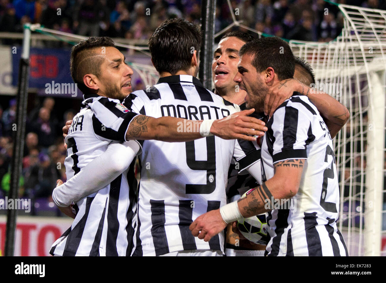 Firenze, Italia. 7 Aprile, 2015. Firenze, Italia. 7 apr, 2015. La Juventus gruppo team di calcetto : Roberto Pereyra (L) della Juventus celebra il suo punteggio lato secondo obiettivo durante la Coppa Italia (TIM Cup) Semi-finale 2 gamba match tra Fiorentina 0-3 Juventus Artemio Franchi Stadium di Firenze, Italia . Credito: Maurizio Borsari/AFLO/Alamy Live News Foto Stock