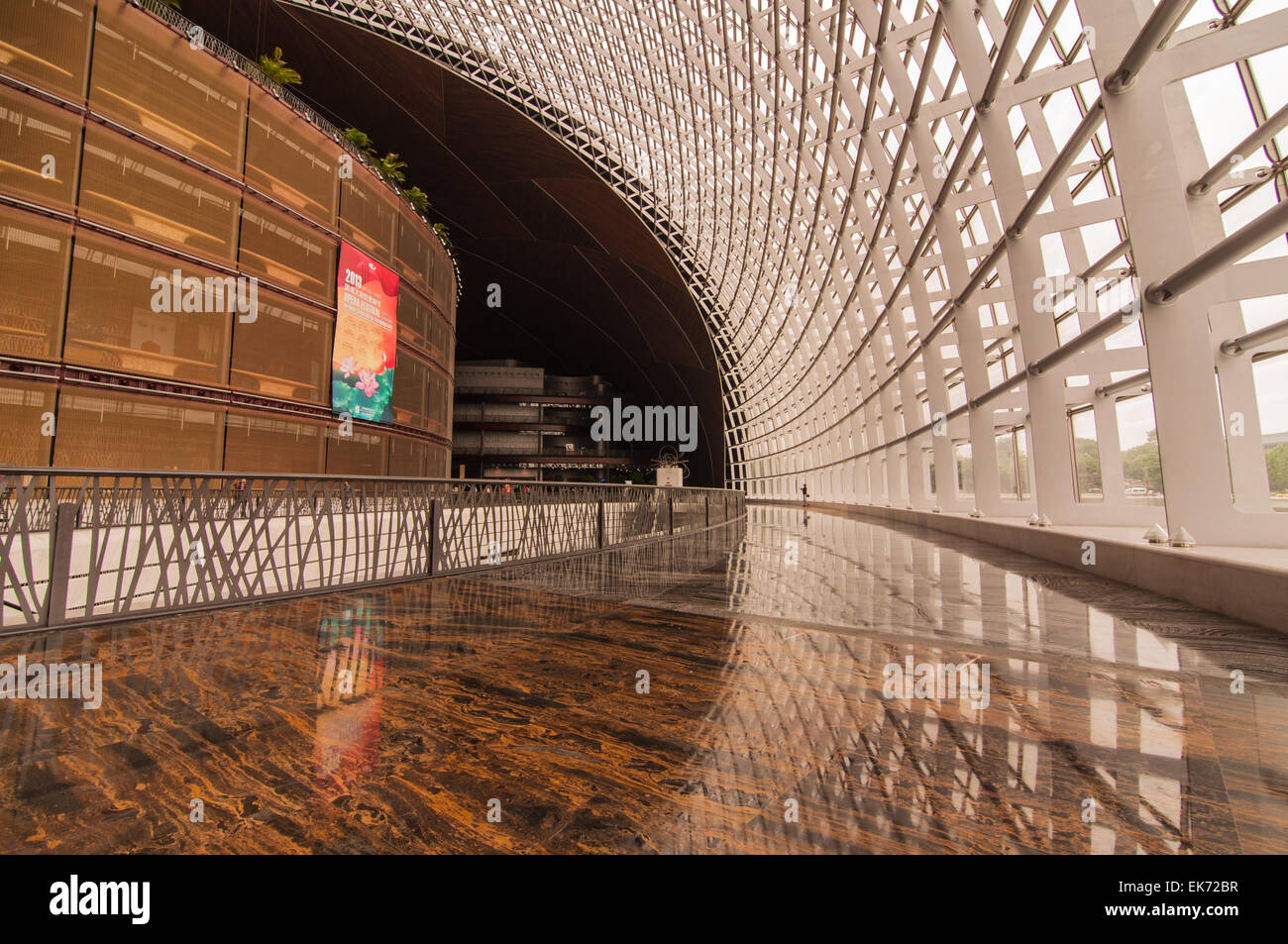 Il 25 maggio 2013, a piedi al centro nazionale per le arti dello spettacolo a Pechino,Teatro progettato da Paul Andreu Foto Stock