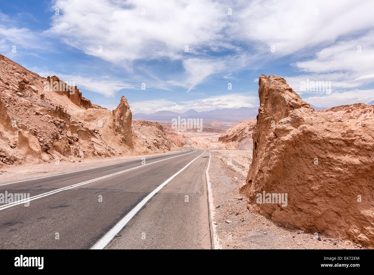 Strada nel deserto vicino a San Pedro de Atacama, Cile, Sud America Foto Stock