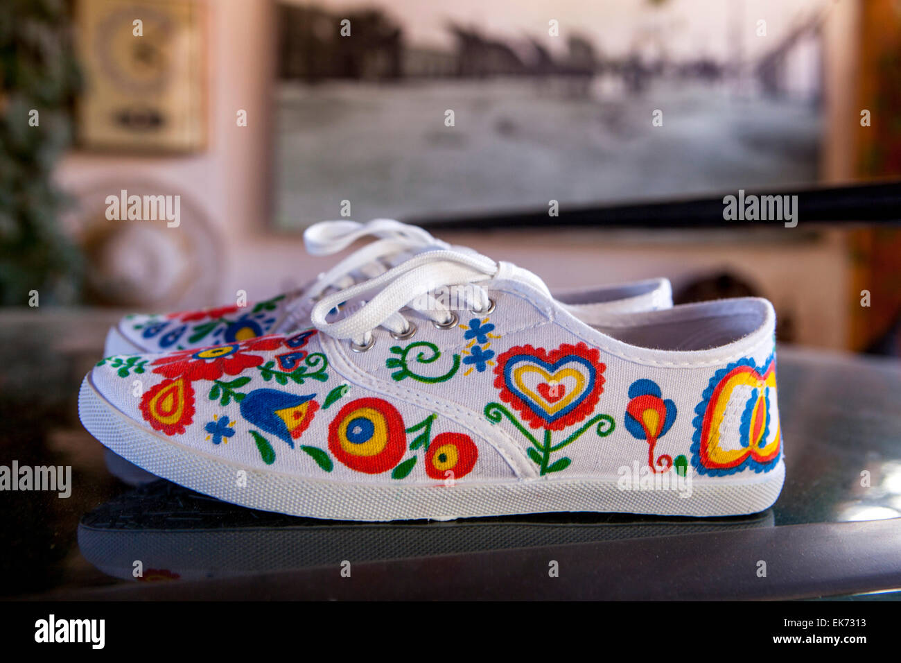 Sneaker in stile ceco con motivi folk provenienti da Moravia meridionale, Repubblica Ceca, Europa Foto Stock