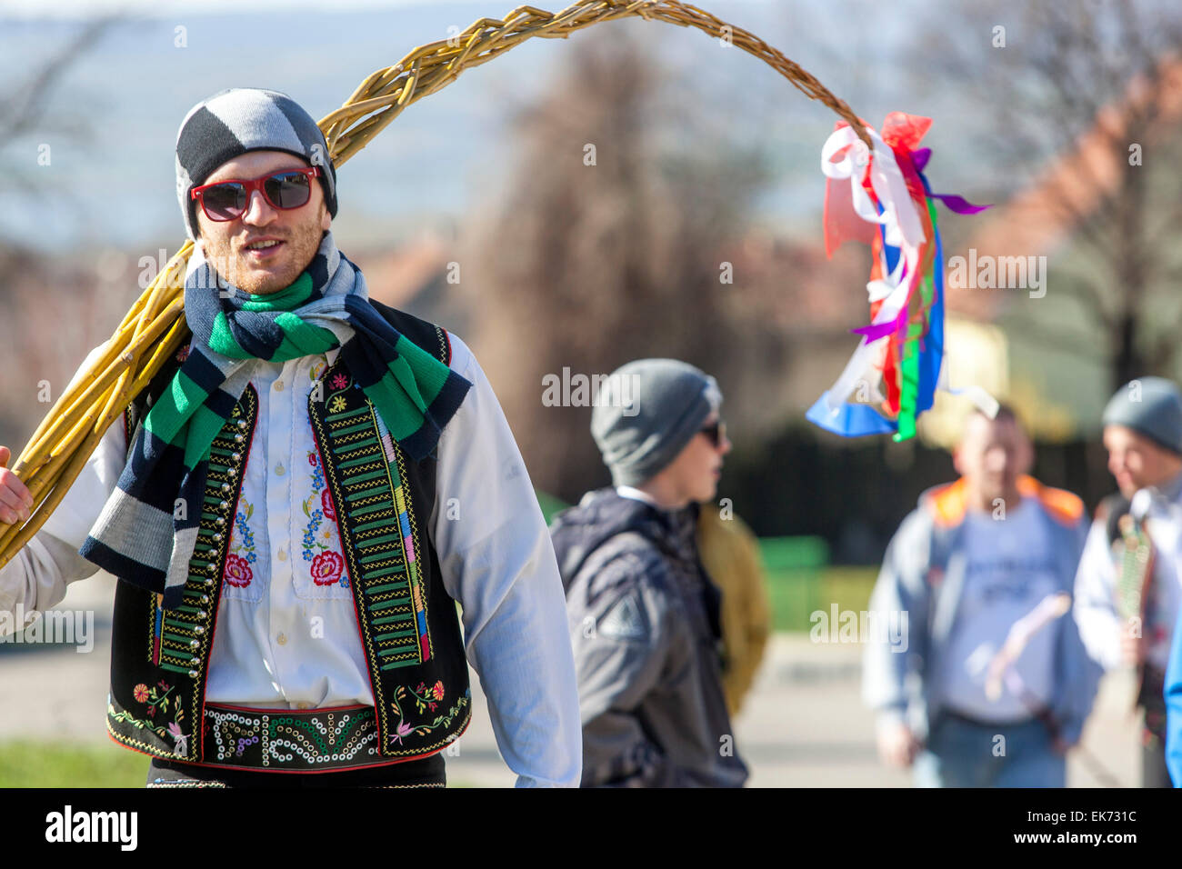 Lunedì di Pasqua ceco i giovani ragazzi passano attraverso il villaggio con una frusta pasquale e delle ragazze che frullano, Sakvice, Moravia meridionale, Repubblica Ceca Pasqua Foto Stock