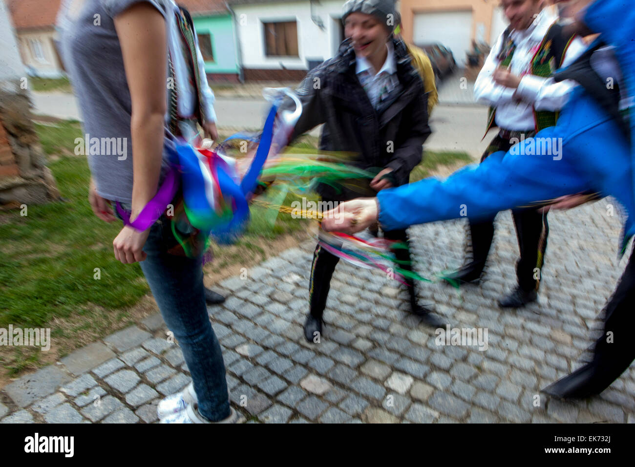 Lunedì di Pasqua ceco - giovani ragazzi che frustano la ragazza-donna, Moravia, Repubblica Ceca tradizionale Foto Stock