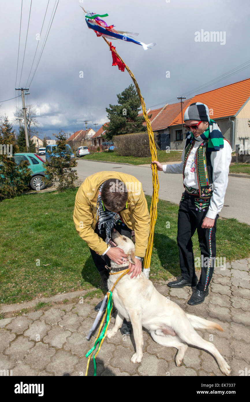 Lunedì di Pasqua - giovani ragazzi passa attraverso il villaggio con una frusta e le ragazze di mantecazione, Sakvice, la Moravia del Sud, Repubblica Ceca Foto Stock