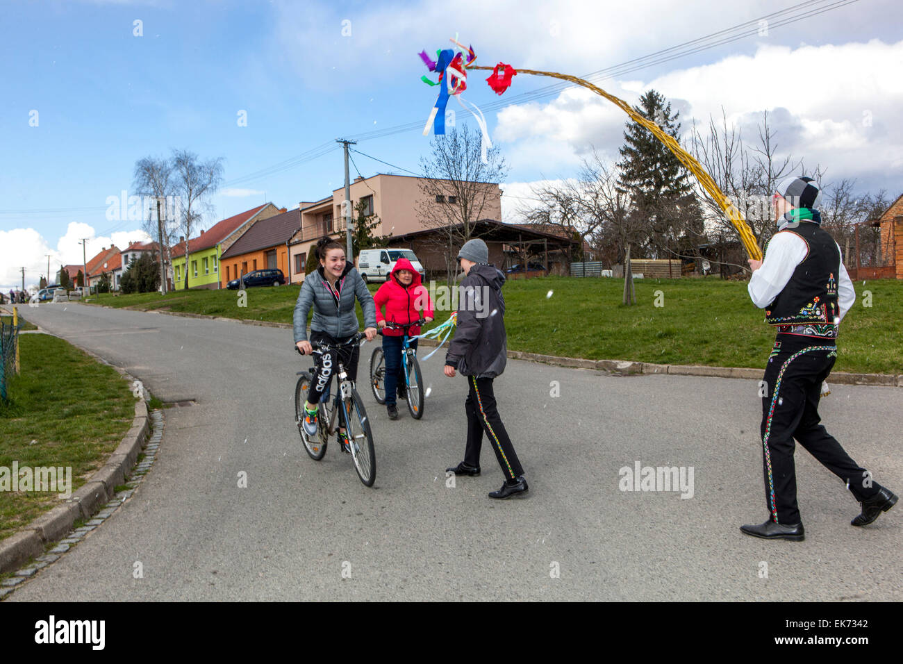 Lunedì di Pasqua - giovani ragazzi passa attraverso il villaggio con una frusta e le ragazze di mantecazione, Sakvice, la Moravia del Sud, Repubblica Ceca Foto Stock