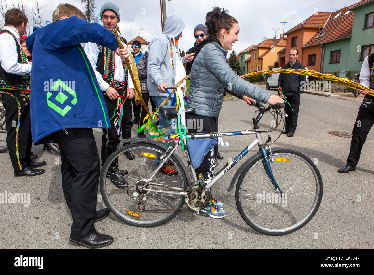 Lunedì di Pasqua - giovani ragazzi passa attraverso il villaggio con una frusta e le ragazze di mantecazione, Sakvice, la Moravia del Sud, Repubblica Ceca Foto Stock