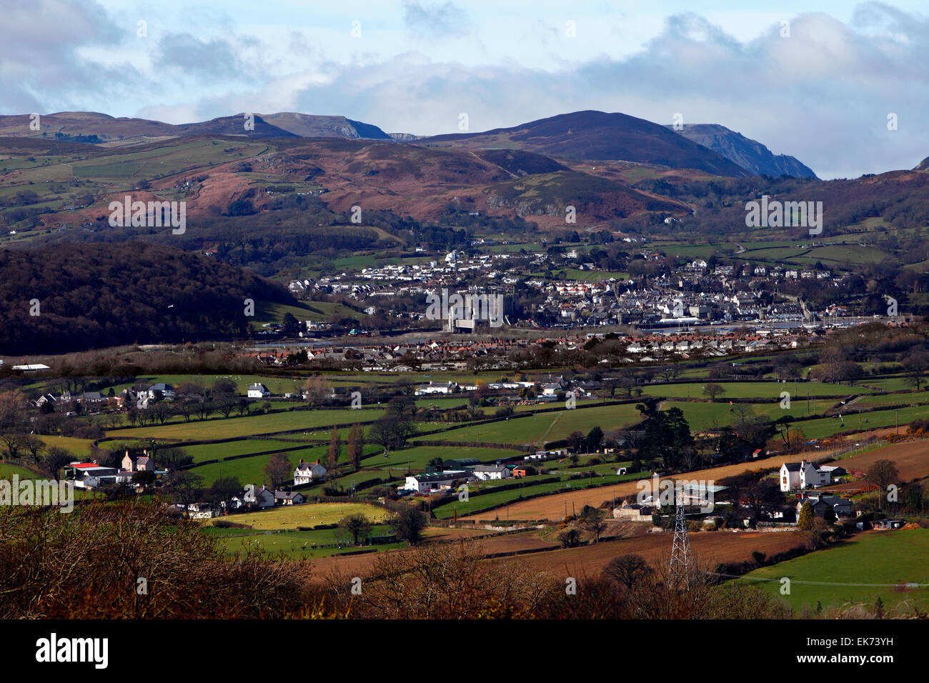 Conwy Castle nel Conwy Valley con Snowdonia montagne dietro. Foto Stock
