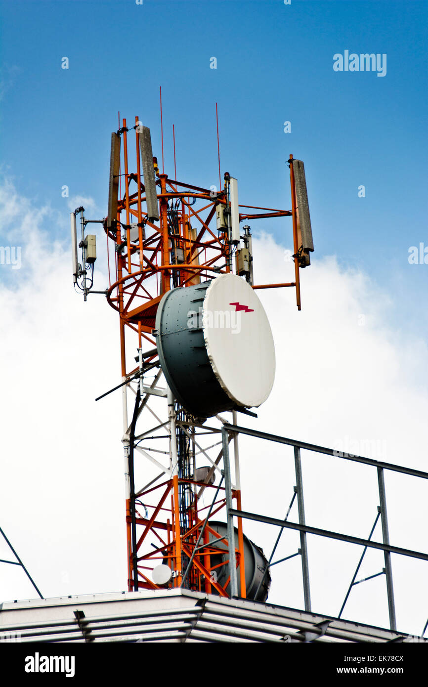 Torre di grandi antenne per cellulari e di telecomunicazione mobile Foto Stock