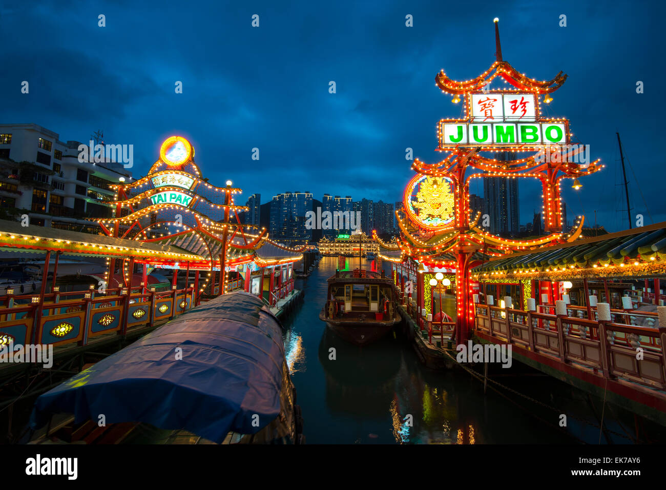 Il ristorante galleggiante Jumbo. Questo iconico ristorante e la più famosa attrazione turistica è destinata a chiudere definitivamente, Hong Kong, Cina. Foto Stock