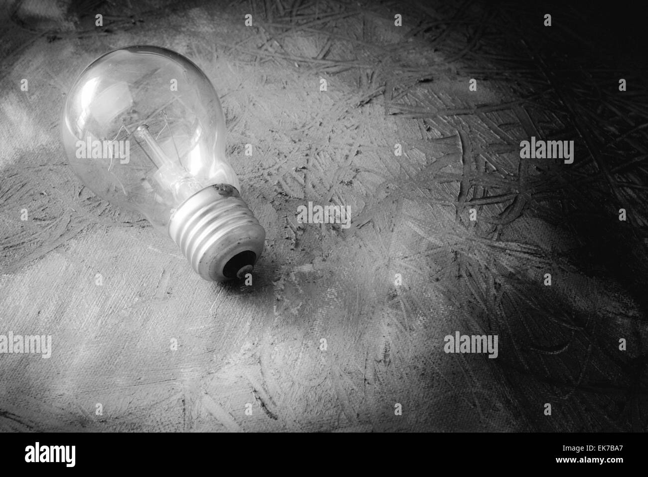 La pittura di astratta con lampadina. Mescolare Vernici a olio su tela in bianco e nero Foto Stock